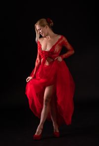 junge Frau im roten Kleid